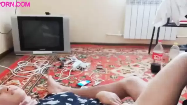 Молодая жена кончает на полу с мужем