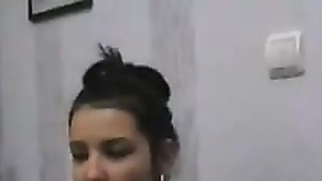 Симпатичная таджичка показала попку