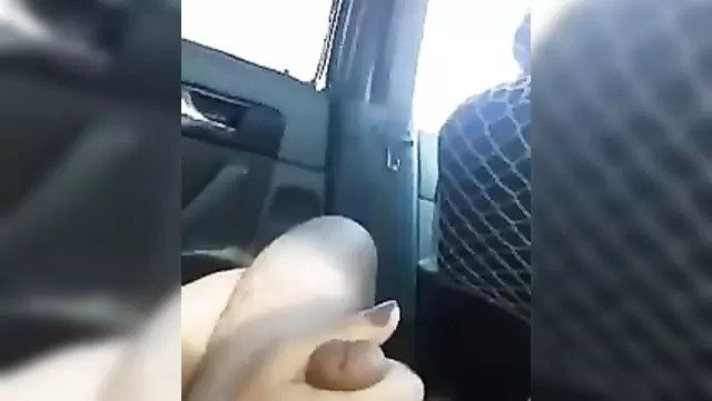 Телка нежно дрочит таджику в машине