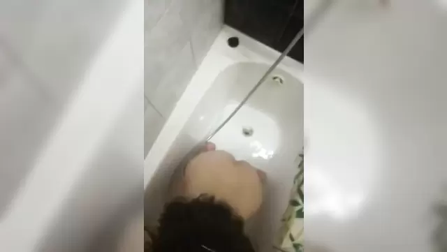 Брюнетка хорошо сосет таджику в ванне